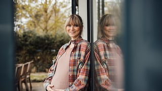 Schwangere Frau, die vermutlich schwanger geworden ist ohne Hustensaft