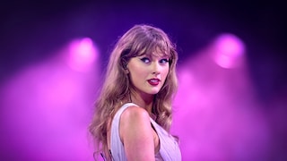 Taylor Swift überrascht bei ihrem neuesten Auftritt mit einem außergewöhnlichen Klebe-Tattoo