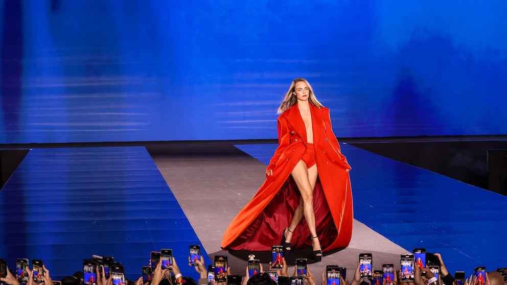 Cara Delevingne sorgt gerne für Aufsehen – hier bei der Pariser Fashion Week 2024