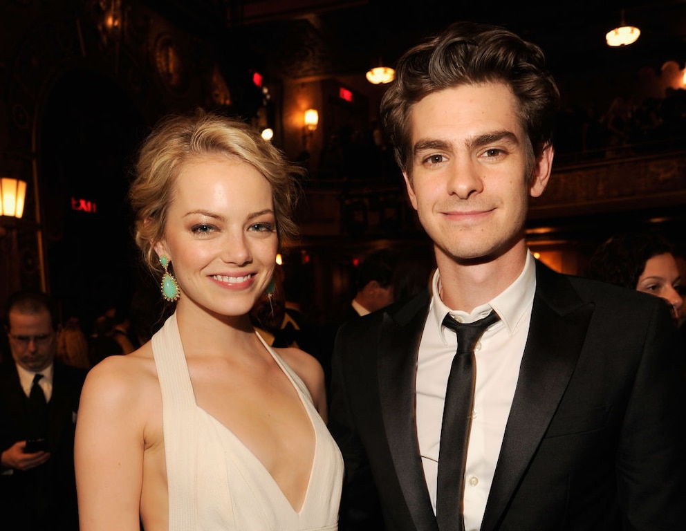 Emma mit ihrem damaligen Freund und Kollege Andrew Garfield und ihrer Quasi-Naturhaarfarbe