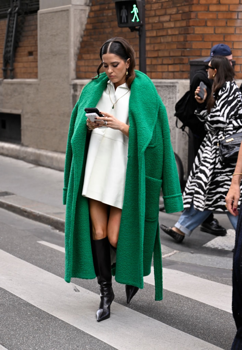 Kleid Stiefel Mantel grün Streetstyle