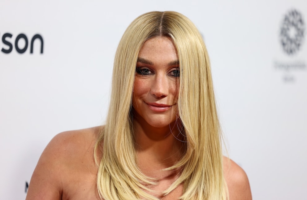 Sängerin Kesha trägt „Müllbeutel“-Kleid – und Fans sind begeistert