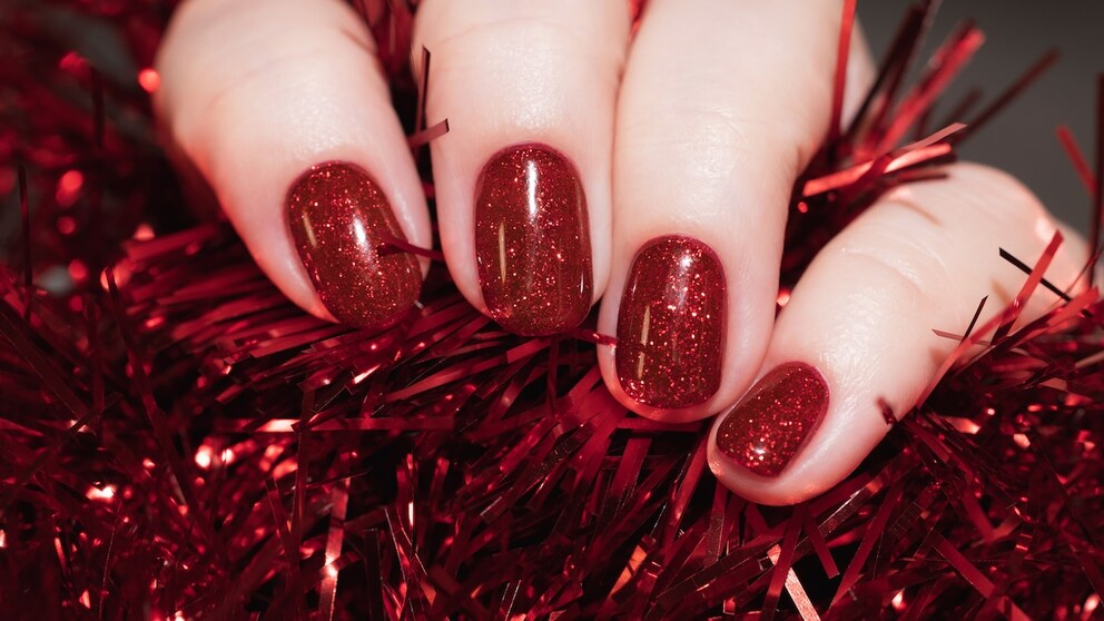 Rote Glitzer-Nägel zu Weihnachten und Silvester