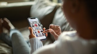 Abends auf der Couch Mode in Onlineshops bestellen? Im Jahr 2024 kaum ungewöhnlich wie eine neue Umfrage zeigt.