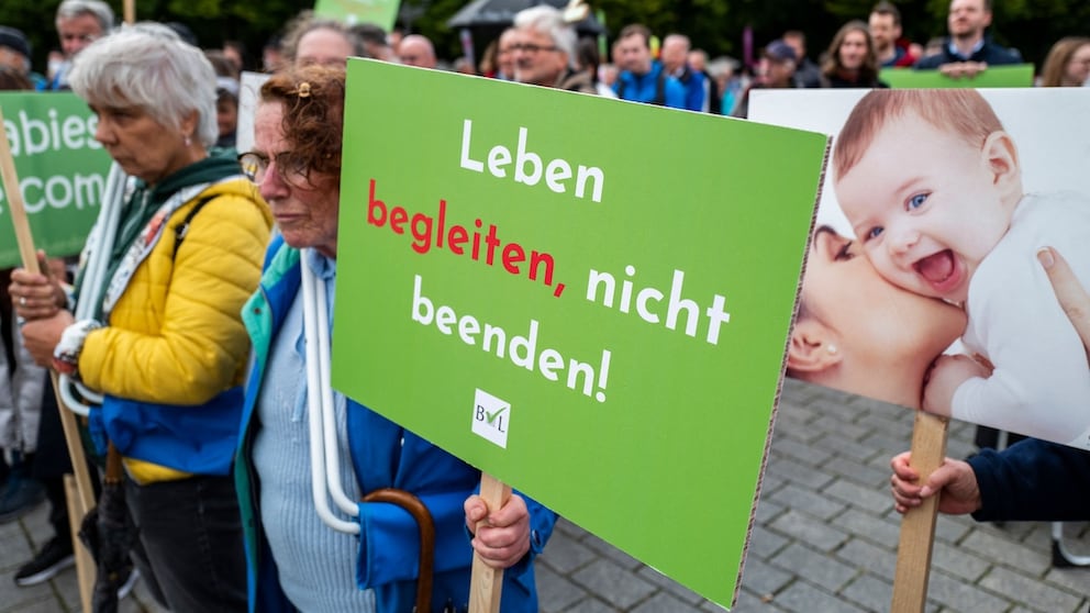 Proteste gegen Abtreibungen dürfen ab heute nicht mehr in unmittelbarer Nähe von Kliniken stattfinden