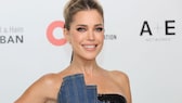 Sylvie Meis im Jeans-Kleid bei Elton Johns AIDS Foundation