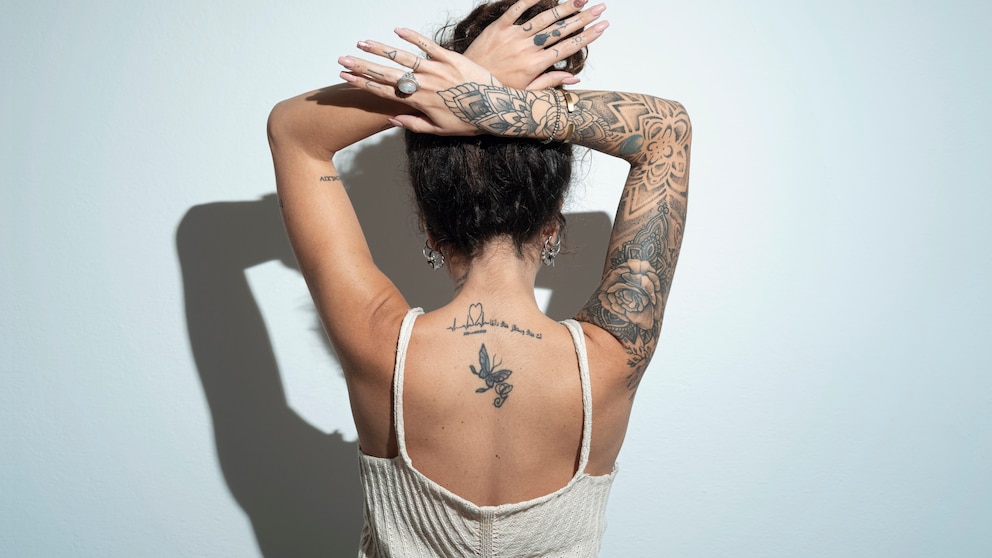 Tattoo Frau mit nicht verblassten Tattoos