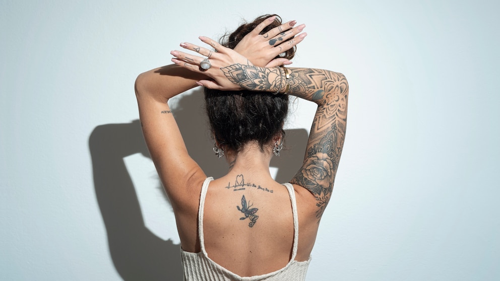 Tattoo Frau mit nicht verblassten Tattoos