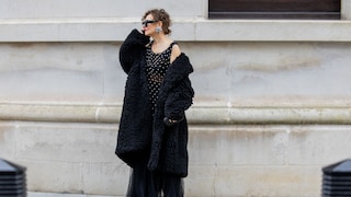 Streetstyle Teddyfell-Mantel all-black minimalismus