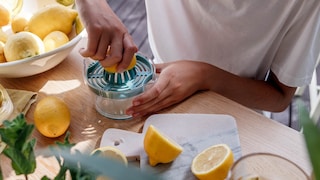 Chemische Entkalkungsmittel sind teuer und unnötig, Zitronensäure ist mindestens ebenso effektiv. Wir geben Tipps, wie man mit Zitronensäure viele Reinigungsmittel und andere Haushaltsmittel ersetzen kann.