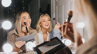Zwei Frauen mit Beauty-Produkten