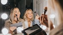 Zwei Frauen mit Beauty-Produkten