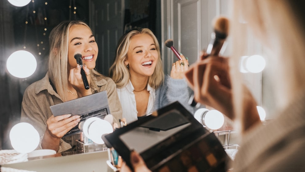 Zwei Frauen mit Beauty-Produkten