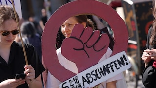 Pro-Choice Protestantinnen mit Schild, das für Straffreiheit für Abtreibung wirbt