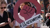 Pro-Choice Protestantinnen mit Schild, das für Straffreiheit für Abtreibung wirbt