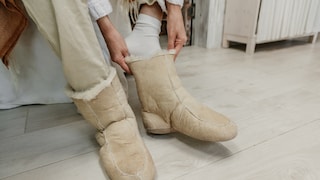 Sie haben immer kalte Füße trotz dicker Socken und Hausschuhe? Daran könnte es liegen.