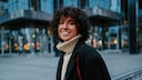 Frau lachend mit Locken