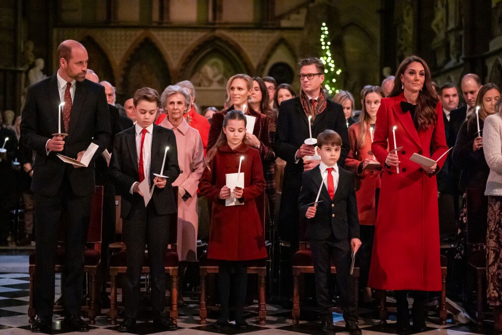 Auch wenn die Anzüge der royalen Herren hier eher schwarz wirken, trugen sie Blau, Kate und Prinzessin Charlotte weihnachtliches Rot