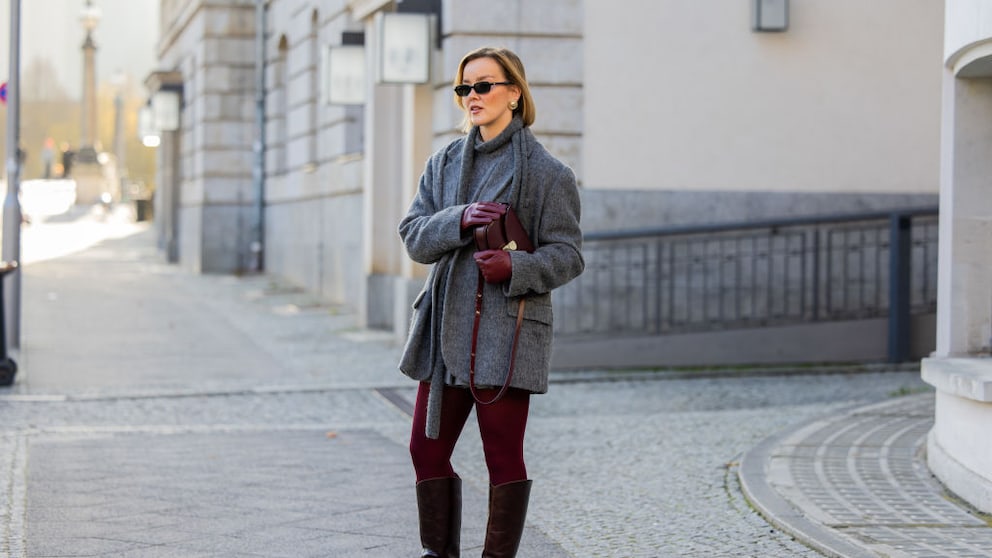 Streetstyle rote Strumpfhose und graues Outfit