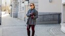 Streetstyle rote Strumpfhose und graues Outfit
