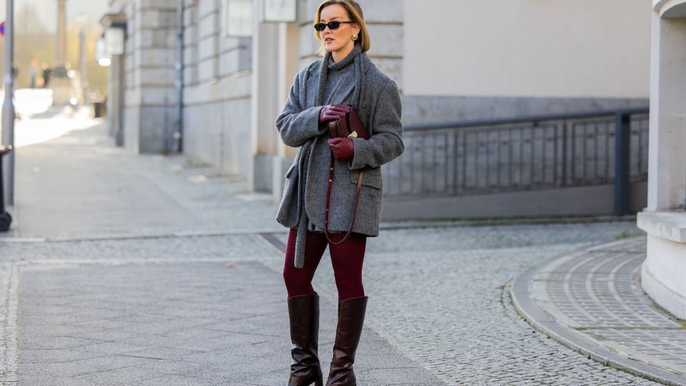 Streetstyle rote Strumpfhose und graues Outfit