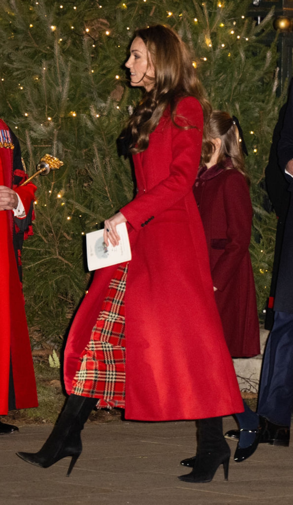 Auch unterm Mantel wird es weihnachtlich: Prinzessin Kate entschied sich für weihnachtliches Karo-Kleid