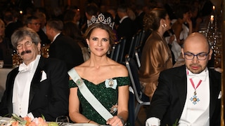 Prinzessin Madeleine mit Schärpe auf nackter Haut bei der Nobelpreisverleihung