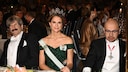 Prinzessin Madeleine mit Schärpe auf nackter Haut bei der Nobelpreisverleihung