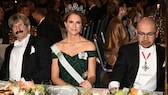 Prinzessin Madeleine mit Schärpe auf nackter Haut bei der Nobelpreisverleihung