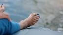 Ein Ballenzeh ist nicht nur unschön, sondern auch oft schmerzhaft. Ob eine Hallux-Valgus-Schiene hilft, berichtet unsere Autorin.