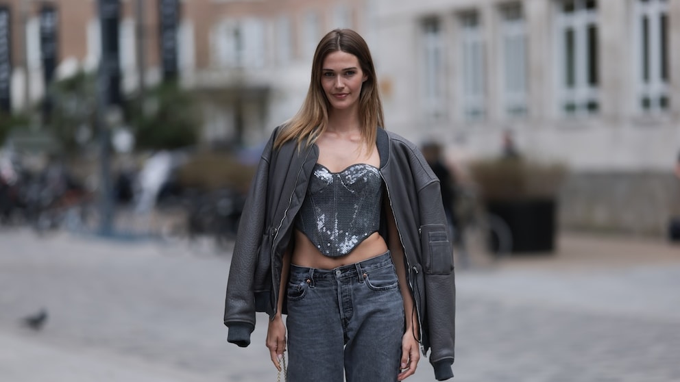 Jeans sind absolut partytauglich! Mit einem Hingucker aus Pailletten werden sie garantiert Ihr liebstes Feiertagsoutfit werden.