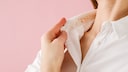 Wie Sie Make-up-Flecken problemlos aus Kleidung entfernen, verraten wir Ihnen hier
