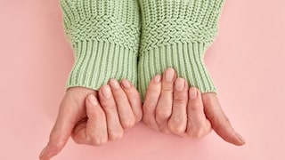 Was am besten bei brüchigen Nägeln hilft? Ein guter Nagelhärter! STYLEBOOK kennt die 8 besten.