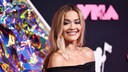 Die lange Haare von Rita Ora gehören wohl der Vergangenheit an – jetzt trägt die Sängerin einen peppigen Kurzhaarschnitt