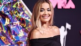 Die lange Haare von Rita Ora gehören wohl der Vergangenheit an – jetzt trägt die Sängerin einen peppigen Kurzhaarschnitt