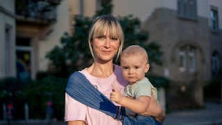 Frau um oder über 40 mit Baby. Beide sehen sehr süß aus irgendwie. Es geht um späten Kinderwunsch und ich entschuldige mich von Herzen, wenn ich die Dame hier älter mache, als sie ist.
