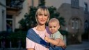 Frau um oder über 40 mit Baby. Beide sehen sehr süß aus irgendwie. Es geht um späten Kinderwunsch und ich entschuldige mich von Herzen, wenn ich die Dame hier älter mache, als sie ist.