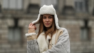 Unauffällig ist eine Ushanka garantiert nie! Wie Sie die Trappermütze gekonnt stylen, verraten wir Ihnen hier.