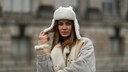 Unauffällig ist eine Ushanka garantiert nie! Wie Sie die Trappermütze gekonnt stylen, verraten wir Ihnen hier.
