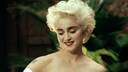 Mehr ist mehr – das Motto für Make-up und Haare der 80er, wie uns Madonna hier eindrücklich zeigt.