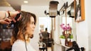 Frau mit Airwrap oder Alternative im Haar