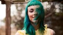 Frau mit grün gefärbten Haaren