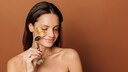 Frau mit Gesichtsmassagegerät