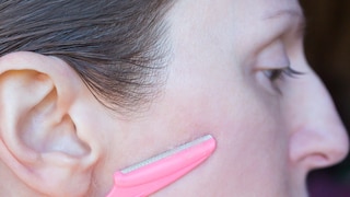 Frau beim Dermaplaning mit extra dafür gedachtem Rasierer. Der geht auch für Augenbrauen übrigens