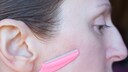 Frau beim Dermaplaning mit extra dafür gedachtem Rasierer. Der geht auch für Augenbrauen übrigens