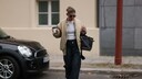 Streetstyle dunkle Jeans Waschung zu hellem Oberteil