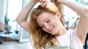 Frau bürstet sich die Haare