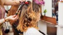 Frau mit Lockenstab im Haar