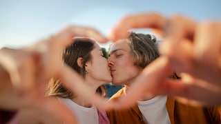 Die politische Ausrichtung beim Dating ist wichtig! Laut Umfrage lehnt fast jede zweite Frau AfD-Wähler ab, Männer meiden Linke-Wählerinnen