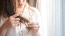 Frau mit trockenen Haaren in den Händen